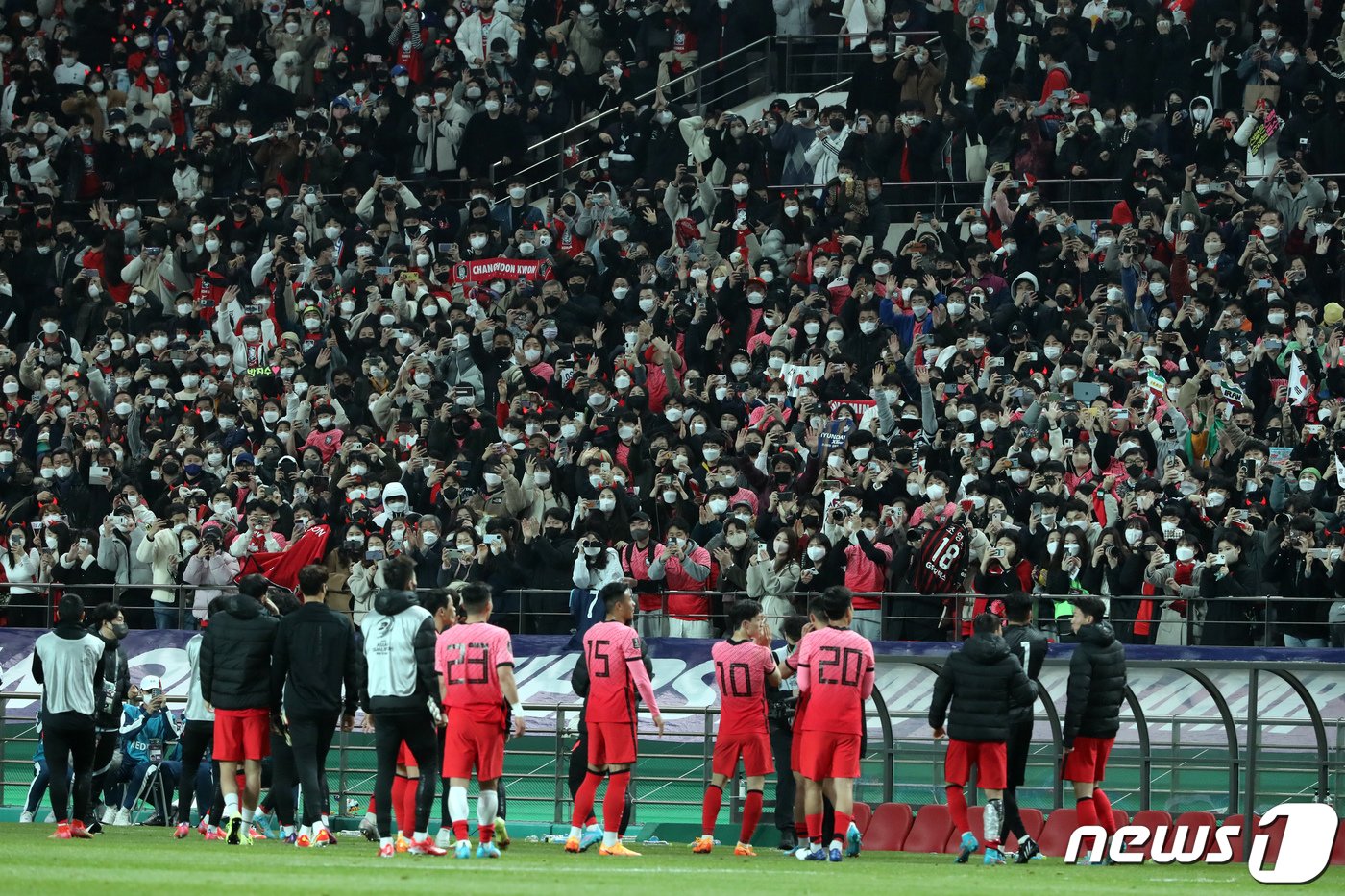 대한민국 축구대표팀 선수들이 24일 오후 서울 마포구 서울월드컵경기장에서 열린 2022 국제축구연맹&#40;FIFA&#41; 카타르 월드컵 아시아 최종예선 9차전 대한민국과 이란의 경기를 2대0으로 승리한 뒤 팬들에게 인사하고 있다. 2022.3.24/뉴스1 ⓒ News1 장수영 기자