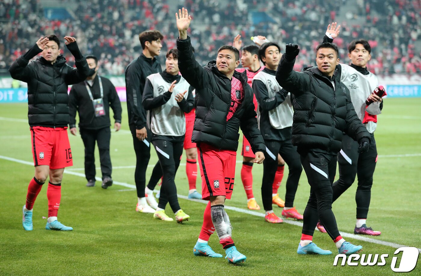본문 이미지 - 24일 오후 서울 마포구 서울월드컵경기장에서 열린 2022 국제축구연맹(FIFA) 카타르 월드컵 아시아 최종예선 9차전 대한민국과 이란과의 경기, 2대0 승리를 거둔 대한민국 선수들이 미소를 지으며 팬들에게 인사를 하고 있다. 2022.3.24/뉴스1 ⓒ News1 김진환 기자