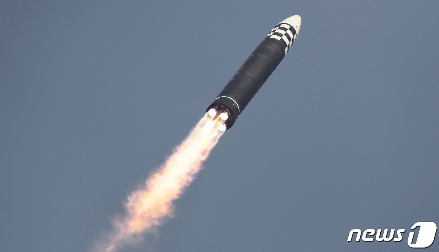 본문 이미지 - (평양 노동신문=뉴스1) = 북한이 작년 3월24일 시험발사했다고 주장하며 공개한 대륙간탄도미사일(ICBM) '화성포-17'형.[국내에서만 사용가능. 재배포 금지. DB 금지. For Use Only in the Republic of Korea. Redistribution Prohibited] rodongphoto@news1.kr