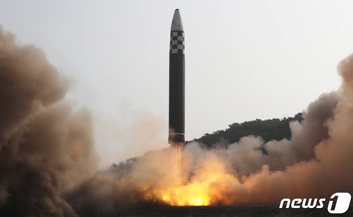 본문 이미지 - &#40;평양 노동신문=뉴스1&#41; = 북한 대륙간탄도미사일&#40;ICBM&#41; &#39;화성-17형;. [국내에서만 사용가능. 재배포 금지. DB 금지. For Use Only in the Republic of Korea. Redistribution Prohibited] rodongphoto@news1.kr