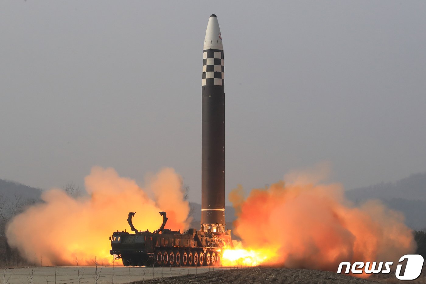 &#40;평양 노동신문=뉴스1&#41; = 북한 대륙간탄도미사일&#40;ICBM&#41; &#39;화성-17형&#39;. [국내에서만 사용가능. 재배포 금지. DB 금지. For Use Only in the Republic of Korea. Redistribution Prohibited] rodongphoto@news1.kr