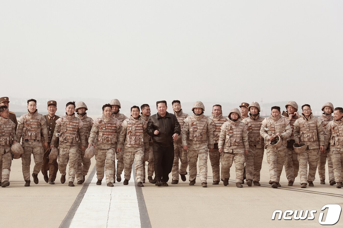 본문 이미지 - (평양 노동신문=뉴스1) = 북한 노동당 기관지 노동신문은 김정은 총비서의 직접 지도에 따라 24일 신형 대륙간탄도미사일(ICBM) '화성포-17'형 시험발사가 단행됐다고 25일 전했다. 김 총비서가 시험발사를 직접 총괄한 뒤 이에 기여한 군인들을 격려하고 있다. [국내에서만 사용가능. 재배포 금지. DB 금지. For Use Only in the Republic of Korea. Redistribution Prohibited] rodongphoto@news1.kr
