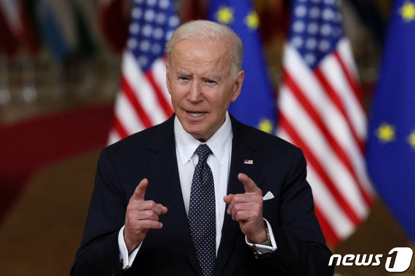 본문 이미지 - 조 바이든 미국 대통령이 올해 3월 24일&#40;현지시간&#41; 벨기에 브뤼셀의 나토 본부에서 러시아의 우크라이나 침공을 논의하는 나토 정상회의 중 기자회견을 갖고 “러시아가 화학 무기를 사용한다면 대응할 것”이라고 밝히고 있다. ⓒ 로이터=뉴스1 ⓒ News1 우동명 기자