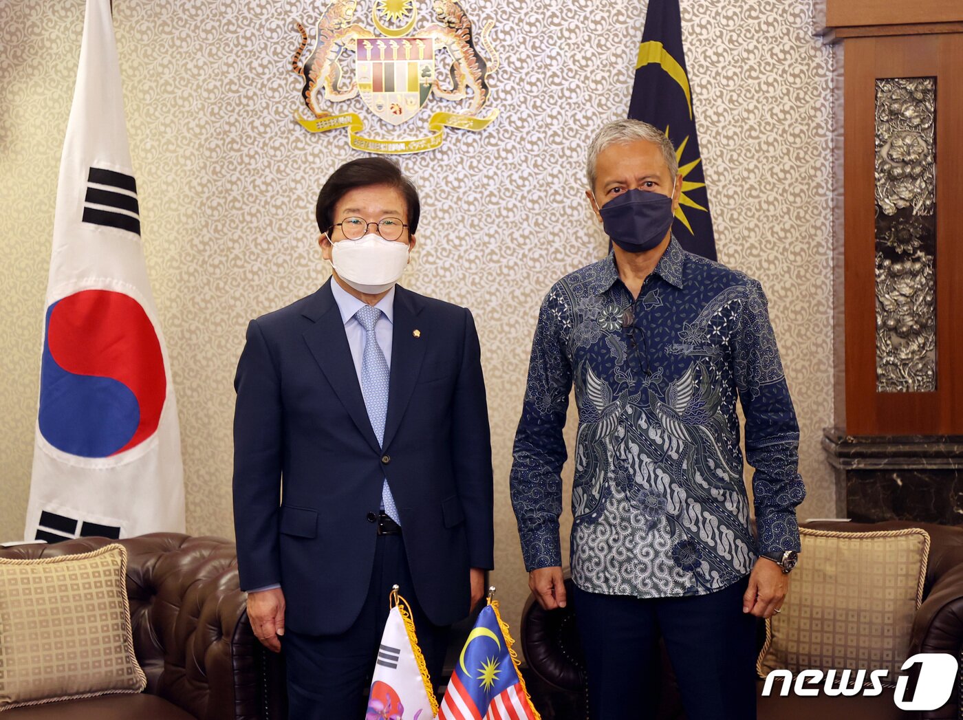본문 이미지 - 싱가포르·인도네시아·말레이시아를 순방 중인 박병석 국회의장이 24일(현지시각) 말레이시아 쿠알라룸푸르 국회 하원의장실에서 아즈하 아지잔 하룬 하원의장과 면담을 나눈 뒤 기념사진을 찍고 있다. (국회 제공) 2022.3.25/뉴스1