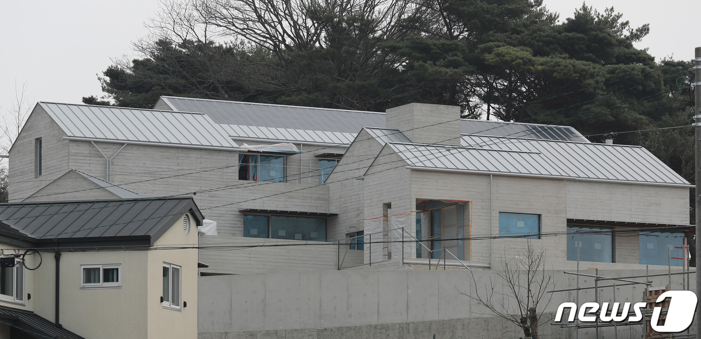 (양산=뉴스1) 김영훈 기자 = 25일 오전 경남 양산 하북면에 위치한 문재인 대통령 내외가 5월 퇴임 이후 지낼 사저 가림막이 치워져 있다. 2022.3.25/뉴스1