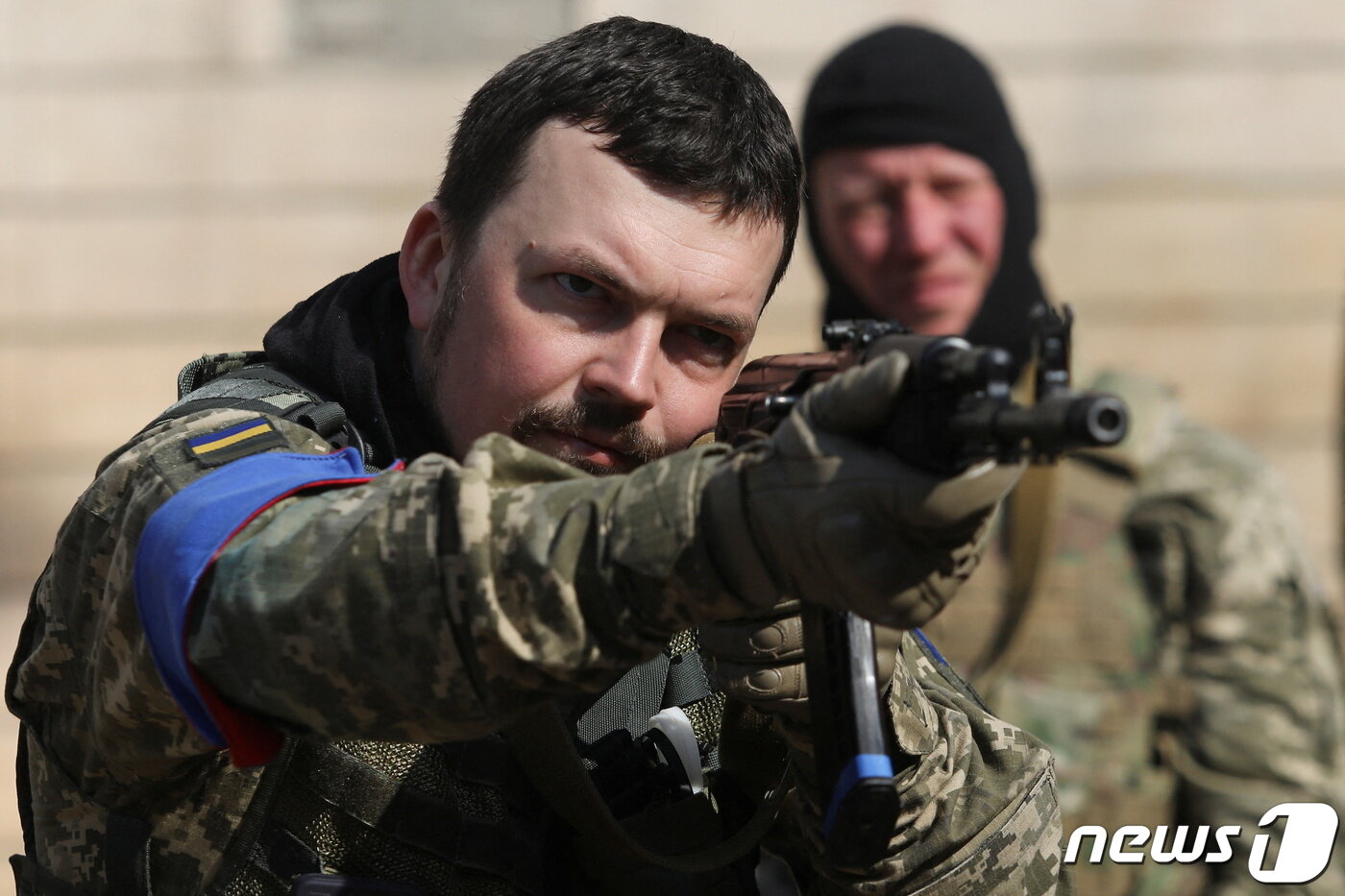 본문 이미지 - 24일 (현지시간) 러시아 군의 포위 공격 속 우크라이나 수도 키이우에서 병사가 훈련을 하고 있다. ⓒ 로이터=뉴스1 ⓒ News1 우동명 기자