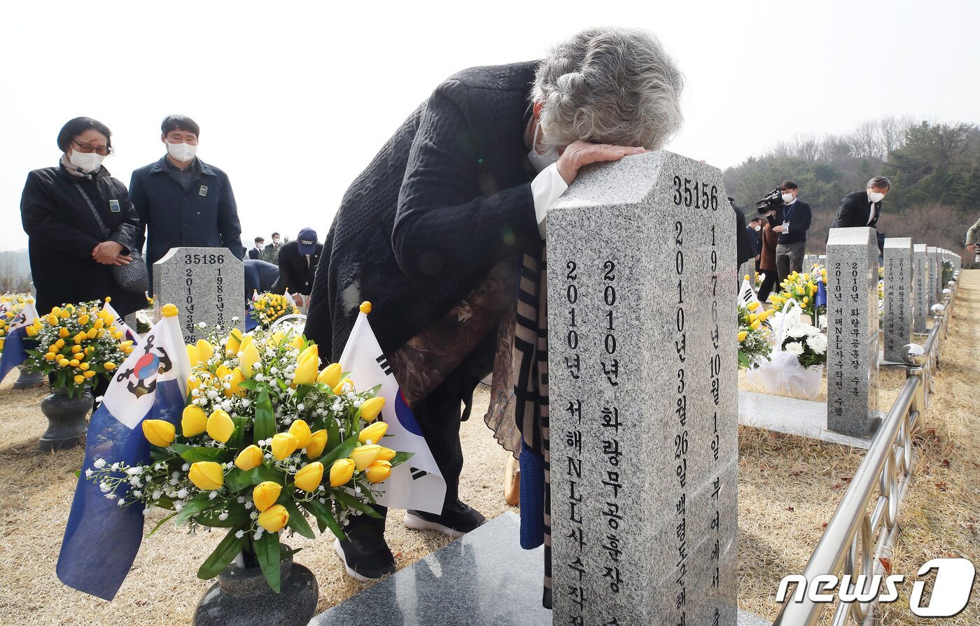 본문 이미지 - 제7회 서해수호의 날인 25일 국립대전현충원 천안함 46용사 묘역을 찾은 고 민평기 상사의 모친 윤청자 여사가 참배 도중 눈물을 흘리고 있다. 2022.3.25/뉴스1 ⓒ News1 김기태 기자