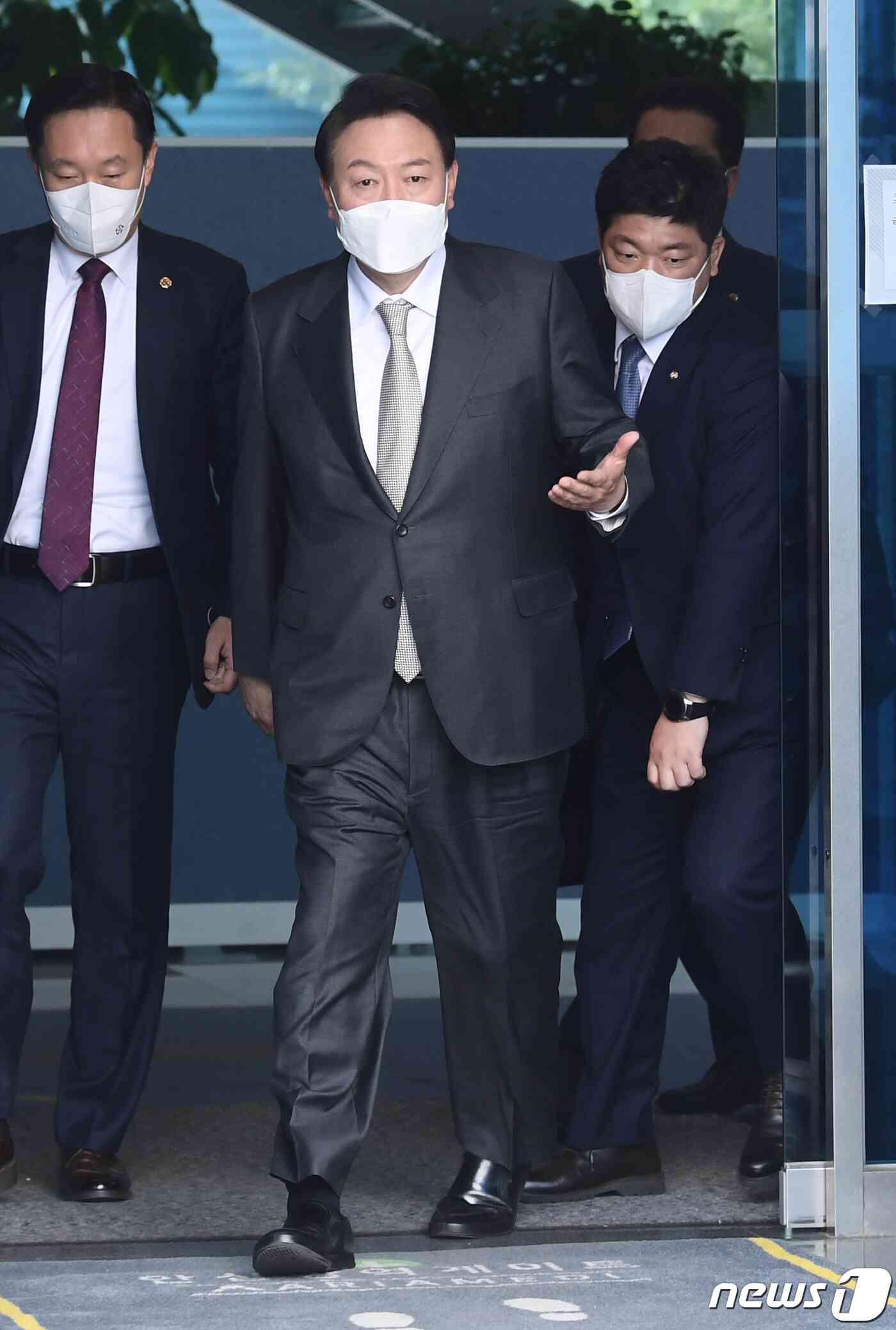 윤석열 대통령 당선인이 25일 서울 종로구 통의동 인수위 집무실에서 나오며 이용 수행팀장(오른쪽)과 대화를 나누고 있다. 2022.3.25/뉴스1 © News1 오대일 기자