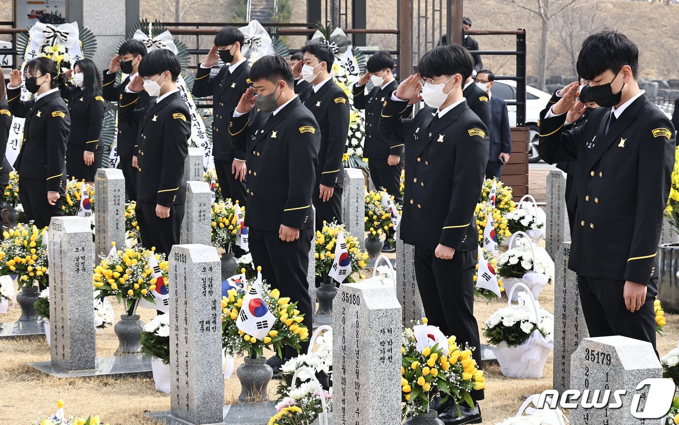 본문 이미지 - 제7회 서해수호의 날인 25일 국립대전현충원 천안함 46용사 묘역을 찾은 대덕대학고 국방해양부사관과 학생들이 참배하고 있다. 2022.3.25/뉴스1 ⓒ News1 김기태 기자