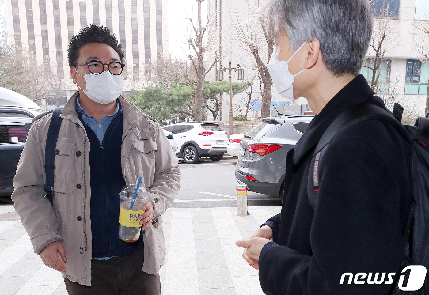 (서울=뉴스1) 김진환 기자 = 윤석열 당선인의 부인 김건희씨 고발 관련 참고인 조사를 받으러 온 이명수 서울의소리 기자가 25일 서울 마포구 서울경찰청 반부패·공공범죄수사대 앞에 …