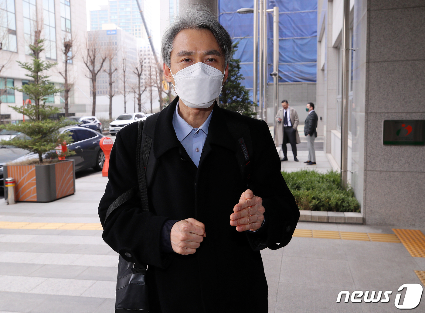 (서울=뉴스1) 김진환 기자 = 신승목 적폐청산국민참여연대 대표가 25일 서울 마포구 서울경찰청 반부패·공공범죄수사대 앞에서 취재진 질문에 답하고 있다.경찰은 이날 오후 신 대표를 …