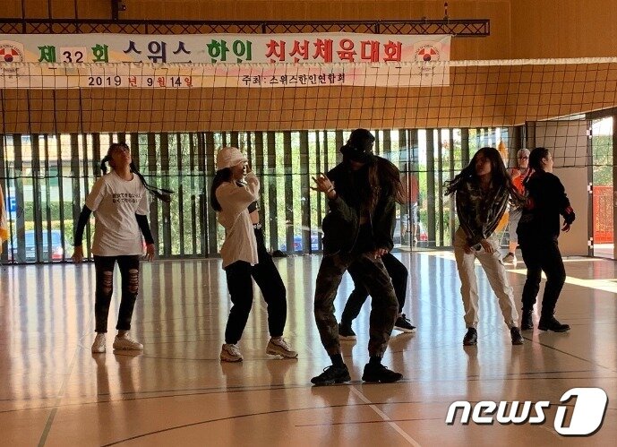 본문 이미지 - 스위스한인연합회 개최 '스위스 한인 친선체육대회' 청소년 댄스 장기 자랑. ⓒ 스위스한인연합회