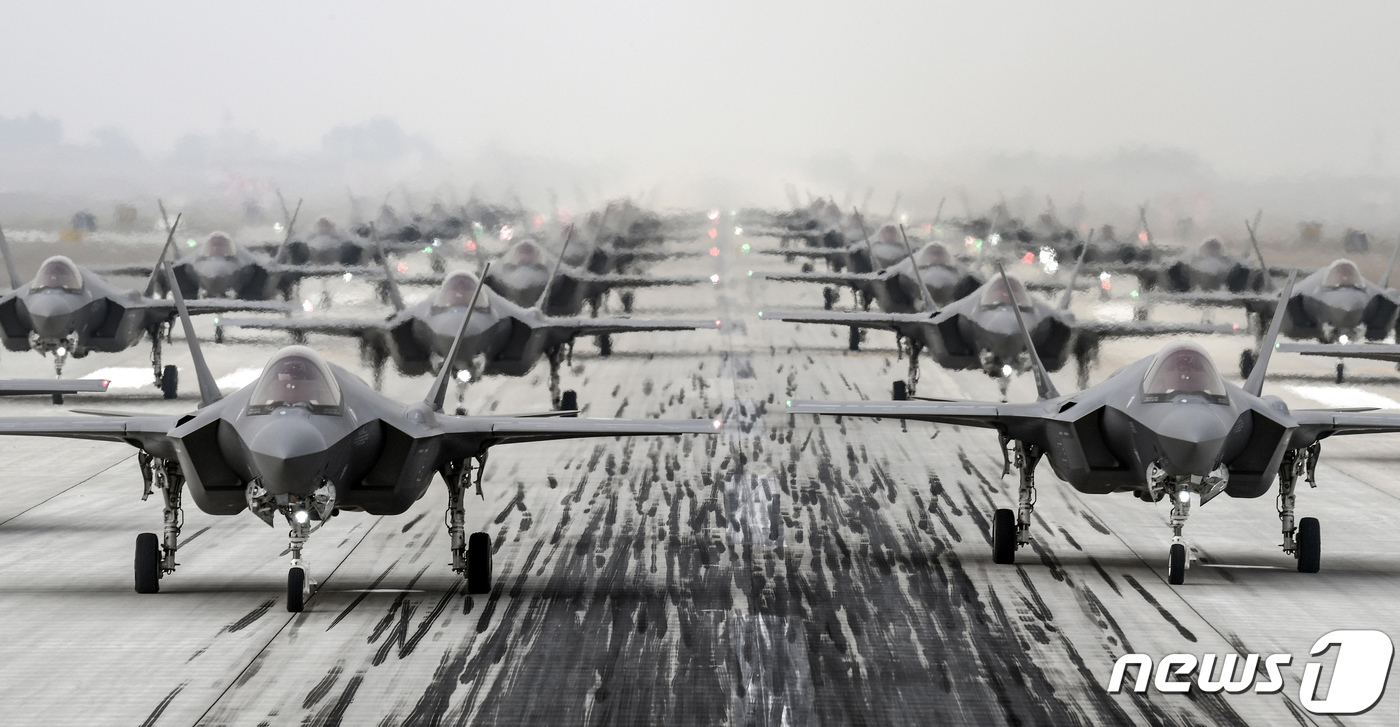 (서울=뉴스1) = 서욱 국방부 장관이 25일 공군기지를 방문해 F-35A의 '엘리펀트 워크(Elephant Walk)' 훈련을 현장 지휘하고 북한의 ICBM 발사와 관련해 우리 …