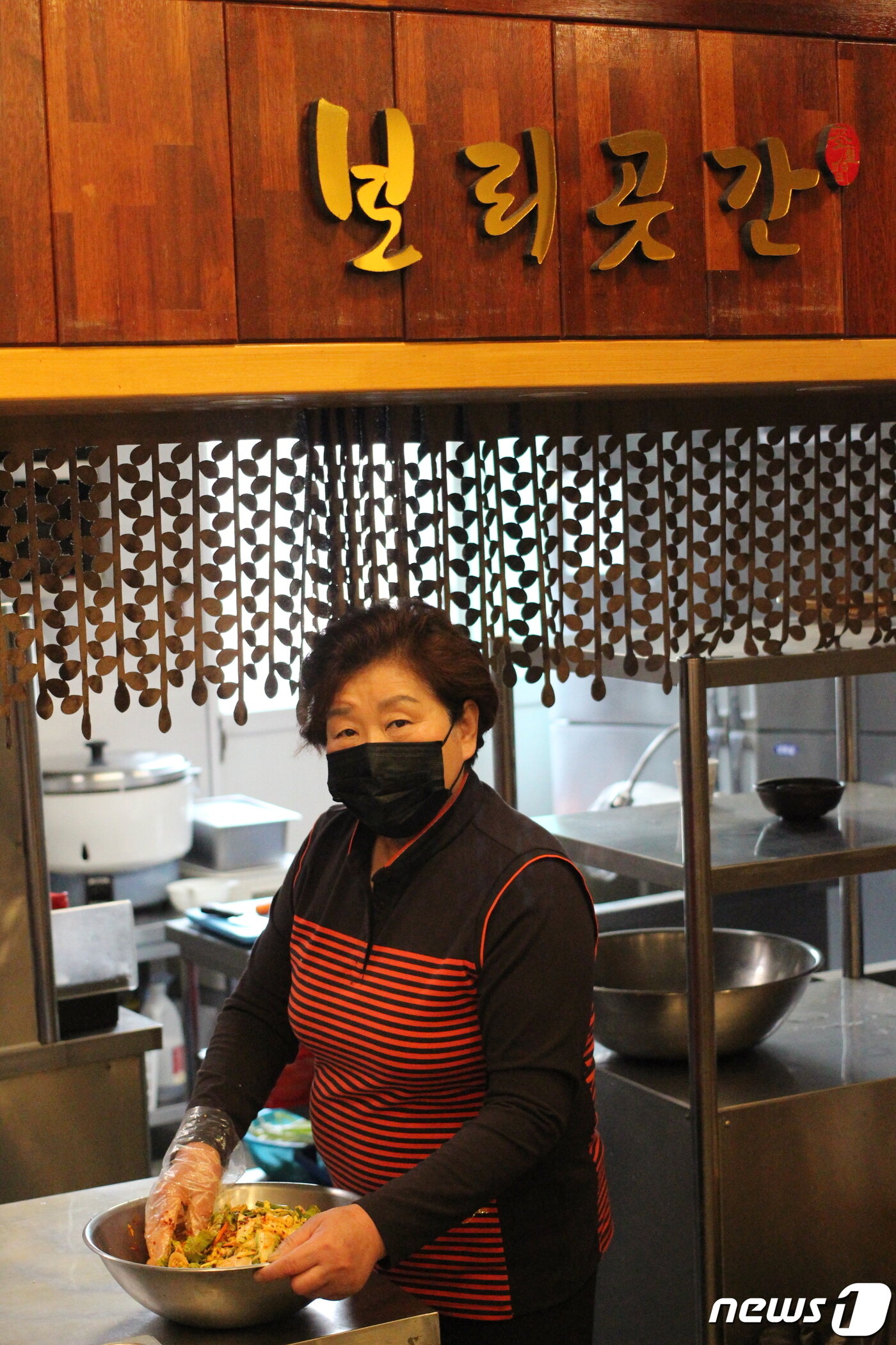 본문 이미지 - 직접 재배한 재료를 가지고 종부의 손맛으로 식당에서 음식을 만들고 있는 박영자 회장.ⓒ 뉴스1