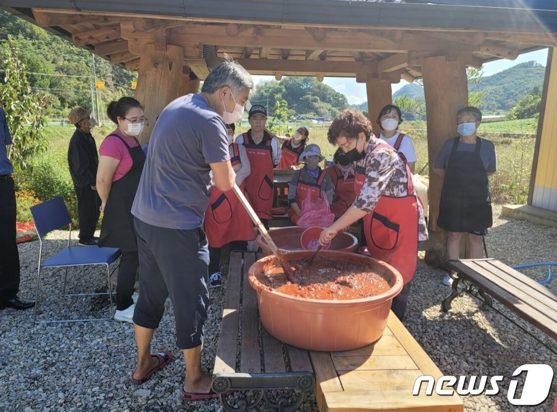 본문 이미지 - 박영자 회장이 신규 귀농귀촌인들에게 장담그기 노하우를 전수하고 있다.ⓒ 뉴스1