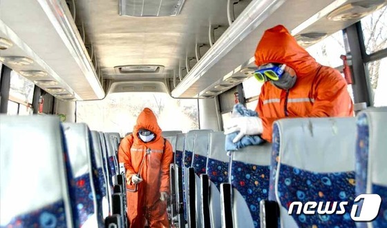 방역사업 진행 중인 북한 서성여객버스 주차장 관리소 일꾼들