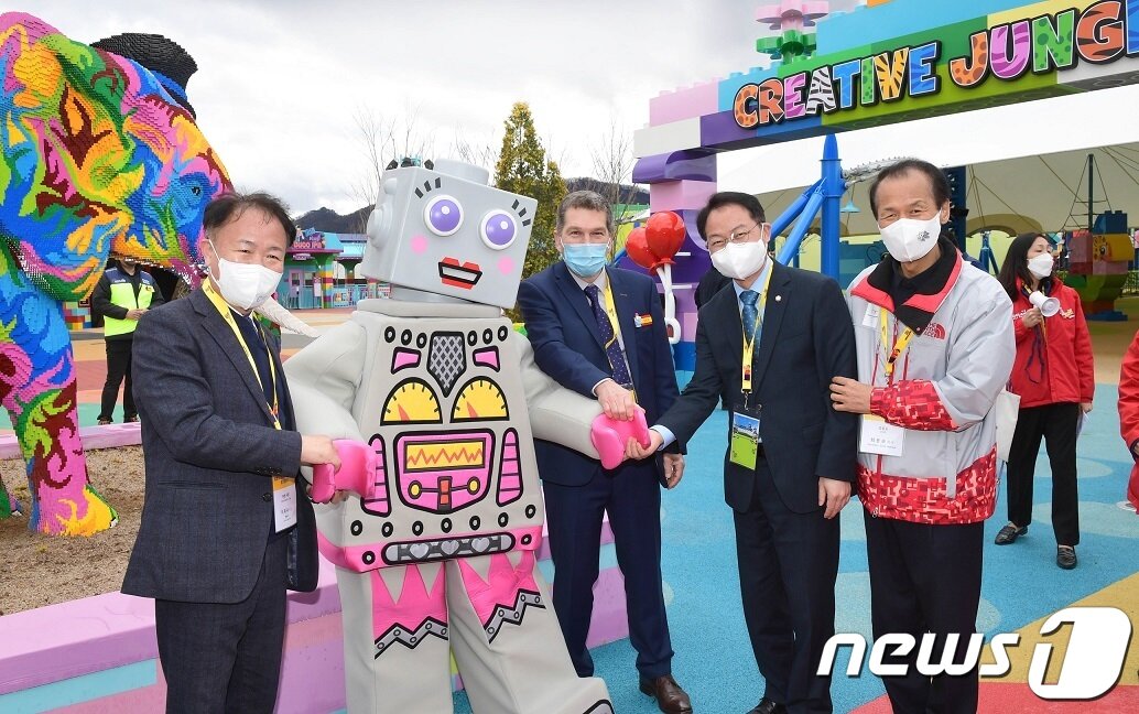 본문 이미지 - 26일 준공식이 열린 춘천 레고랜드 코리아에 초청된 왼쪽부터 이재수 춘천시장(사진왼쪽), 멀린 엔터테인먼트 대표 닉 바니, 허영 국회의원, 최문순 강원도지사(사진 오른쪽)가 체험투어를 진행하고 있다.(레고랜드 코리아 리조트 제공) 2022.3.26/뉴스1