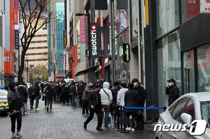 본문 이미지 - 26일 오전 서울 중구 스와치 명동점에서 시민들이 오메가와 스와치의 협업 시계 '문스와치(MoonSwatch)'를 사기 위해 길게 줄을 서 있다. 스와치는 명품 시계 브랜드 '오메가'와 협업해 30만원대의 시계 문스와치를 출시했다. 문스와치는 오메가를 상징하는 제품인 스피드마스터 문워치를 스와치식으로 재해석한 제품이다.(인스타그램 캡처)2022.3.27/뉴스1