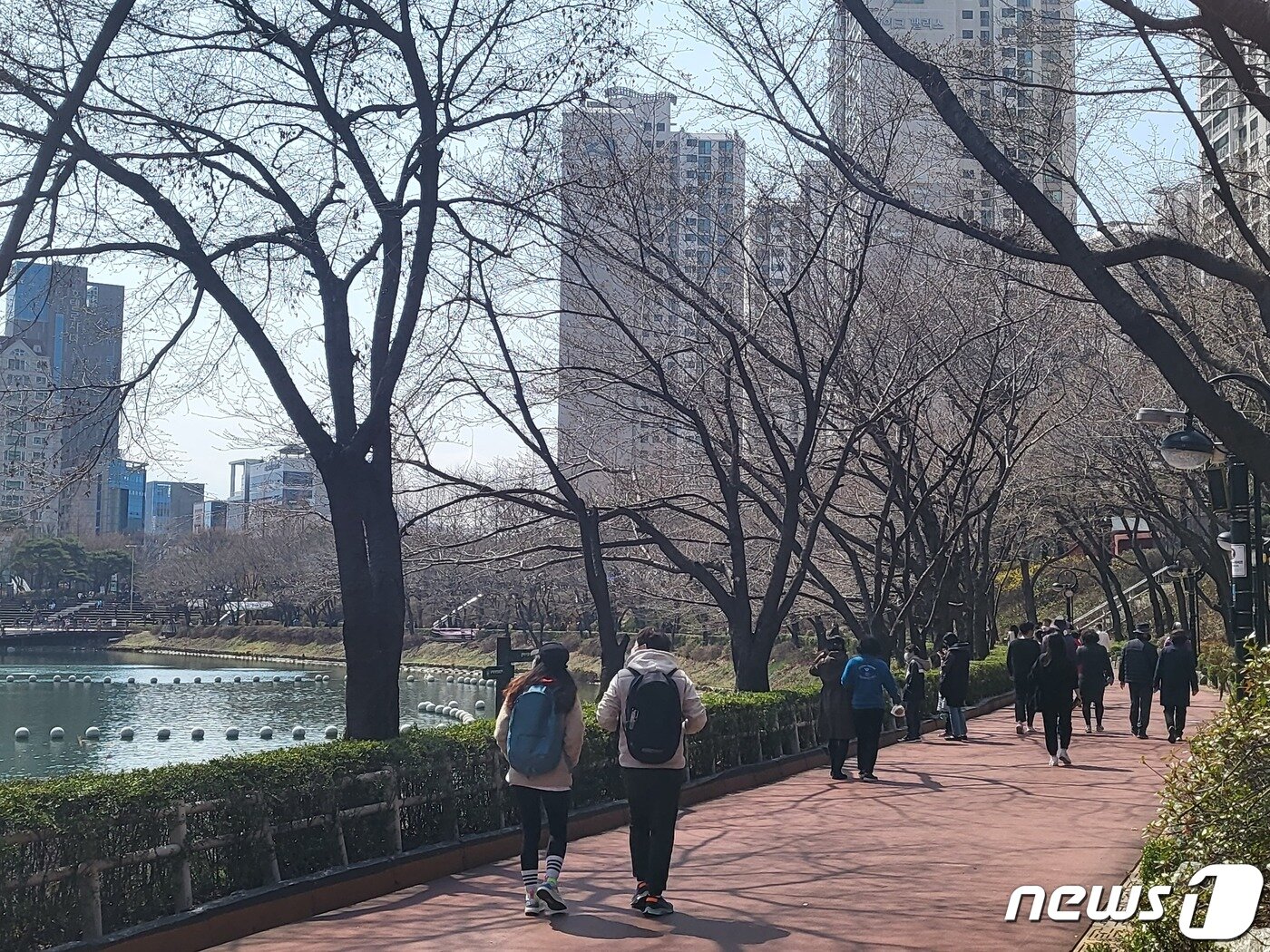 본문 이미지 - 27일 낮 서울 송파구 석촌호수 둘레길을 걷는 시민들의 모습 ⓒ 뉴스1 김진 기자