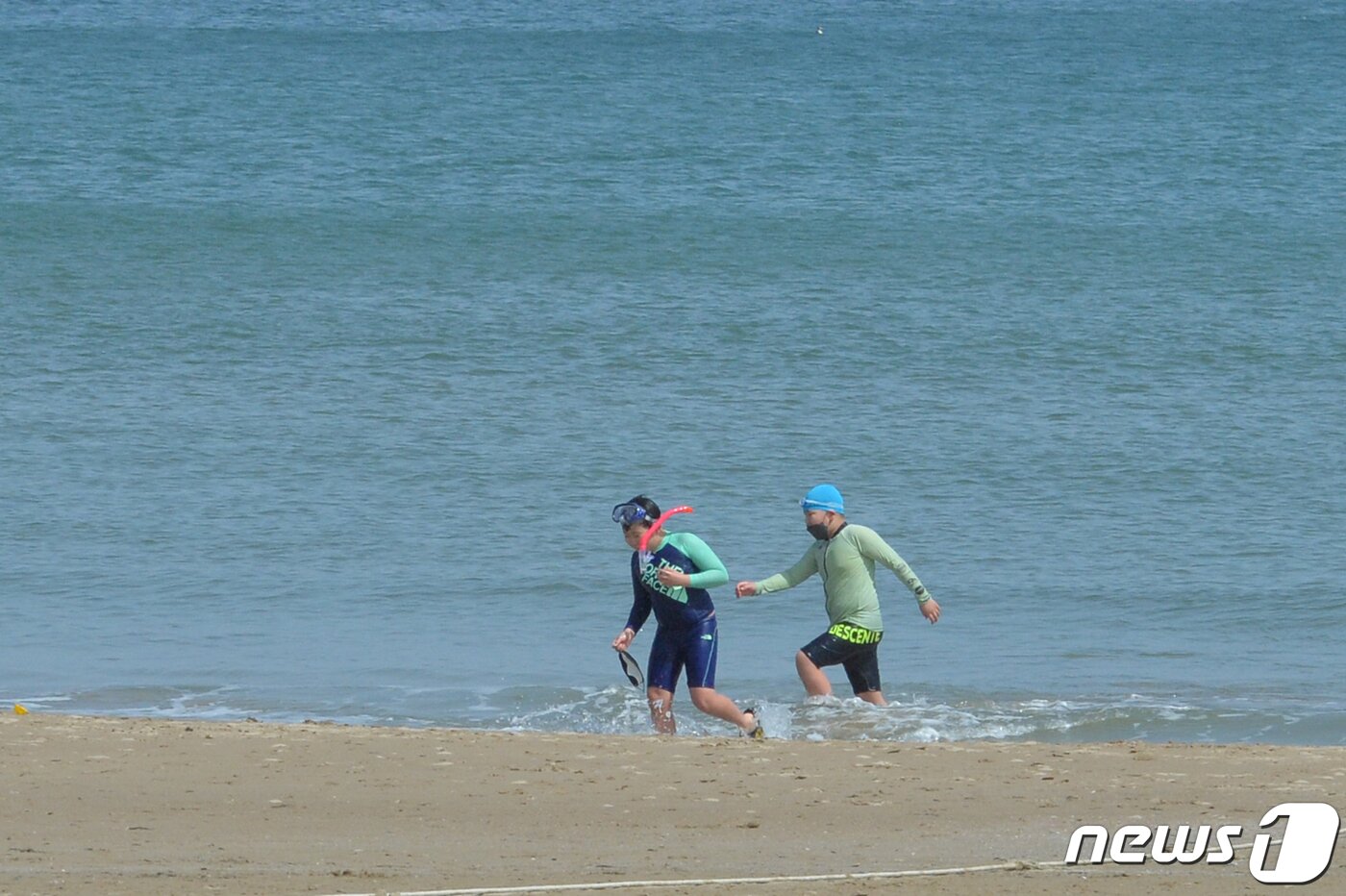 본문 이미지 - 경북 포항시의 낮 최고 기온이 20도까지 올라간 27일 오후 북구 영일대해수욕장에서 개구쟁들이 물놀이를 하고 있다. 2022.3.27/뉴스1 ⓒ News1 최창호 기자
