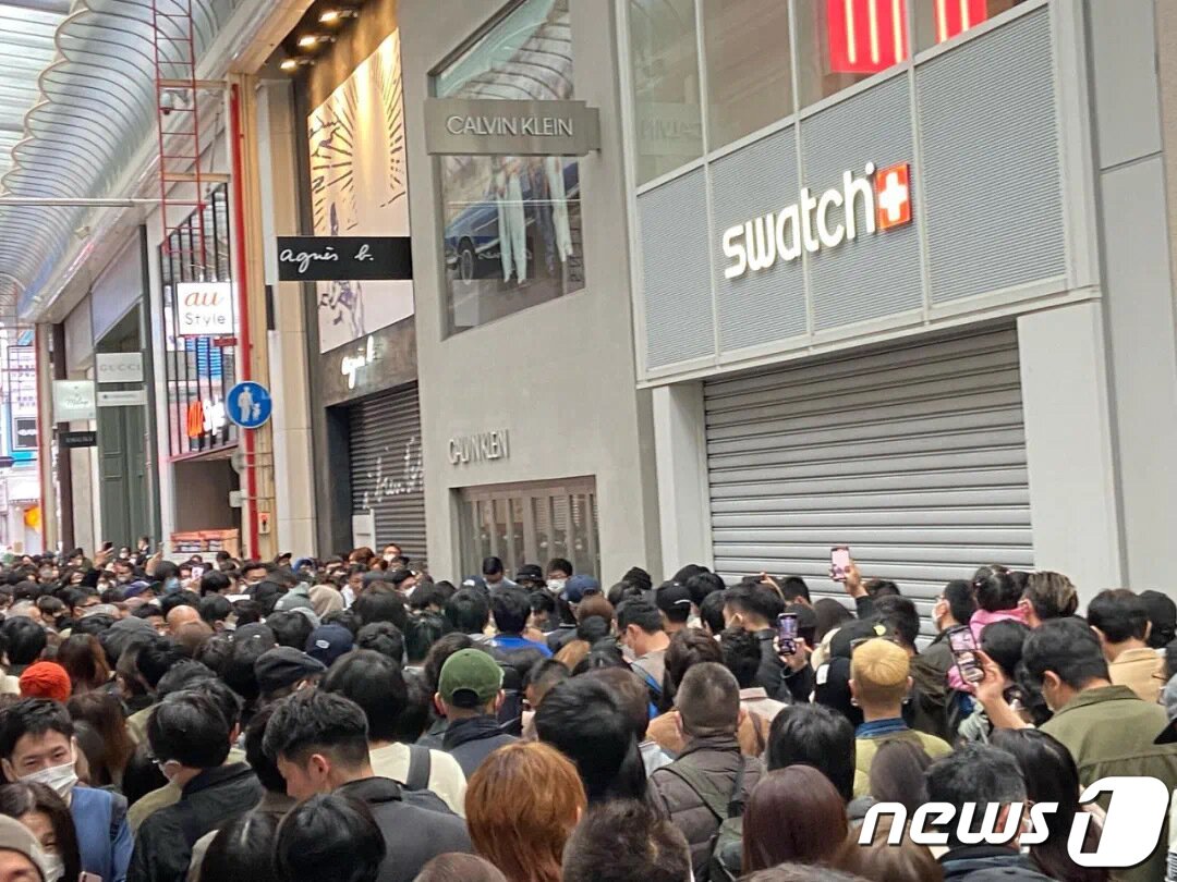 본문 이미지 - 명품시계 브랜드의 오메가가 스와치와 콜라보를 진행해 선보인 '문스와치'가 전 세계를 시계 마니아들의 마음을 사로잡고 있다. 전세계 스와치 매장에서는 '문스와치'를 사기위한 사람들로 북적이고 있다. (인스타그램 캡처)2022.3.27/뉴스1