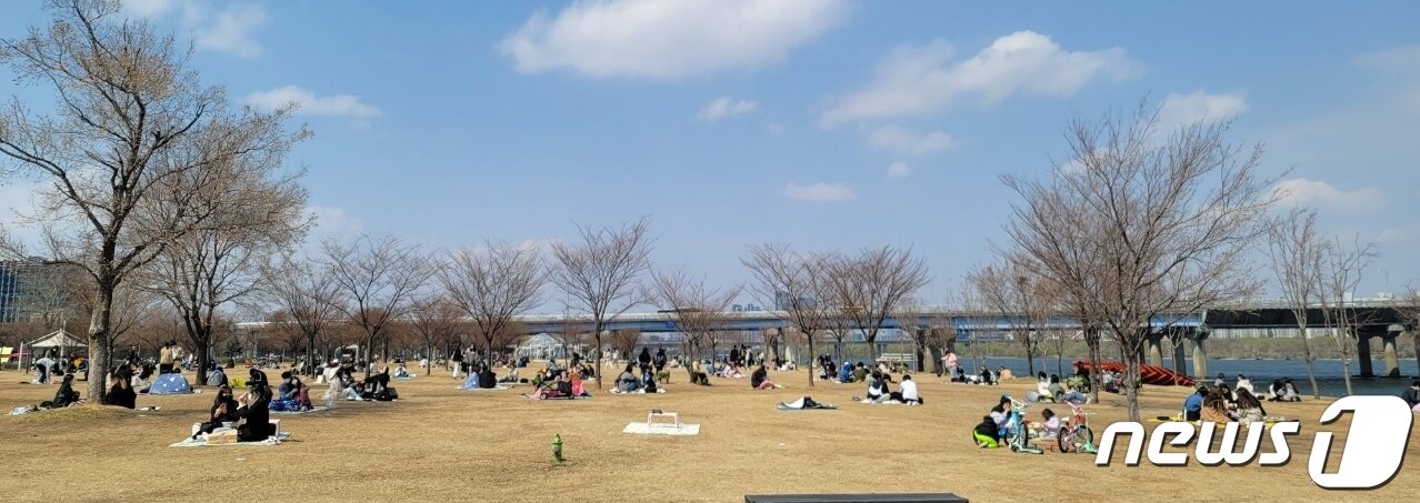 본문 이미지 - 27일 낮 서울 영등포구 여의도 한강공원에 시민들이 돗자리를 깔고 나들이를 즐기고 있다. ⓒ 뉴스1 송상현 기자
