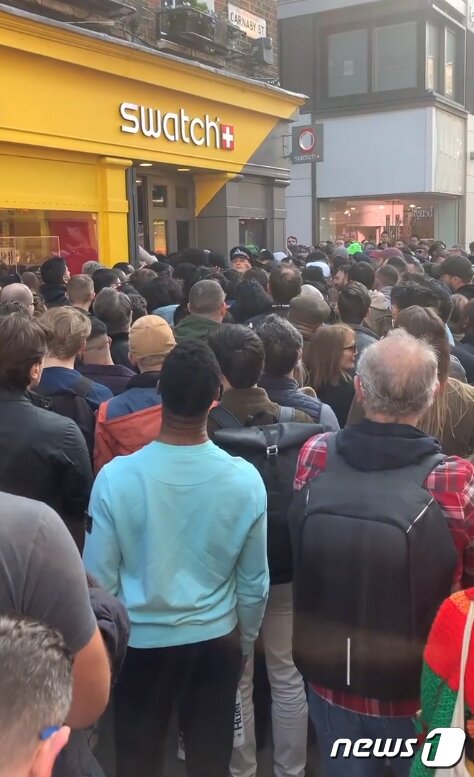 본문 이미지 - 명품시계 브랜드의 오메가가 스와치와 콜라보를 진행해 선보인 '문스와치'가 전 세계를 시계 마니아들의 마음을 사로잡고 있다. 영국 카나비 거리 스와치 매장에서는 '문스와치'를 사기위한 사람들로 북적이고 있다. (인스타그램 캡처)2022.3.27/뉴스1