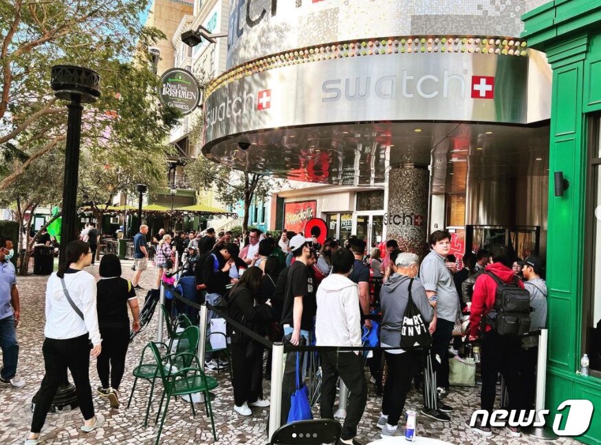 본문 이미지 - 명품시계 브랜드의 오메가가 스와치와 콜라보를 진행해 선보인 '문스와치'가 전 세계를 시계 마니아들의 마음을 사로잡고 있다. 미국 라스베이거스 스와치 매장에서는 '문스와치'를 사기위한 사람들로 북적이고 있다. (인스타그램 캡처)2022.3.27/뉴스1