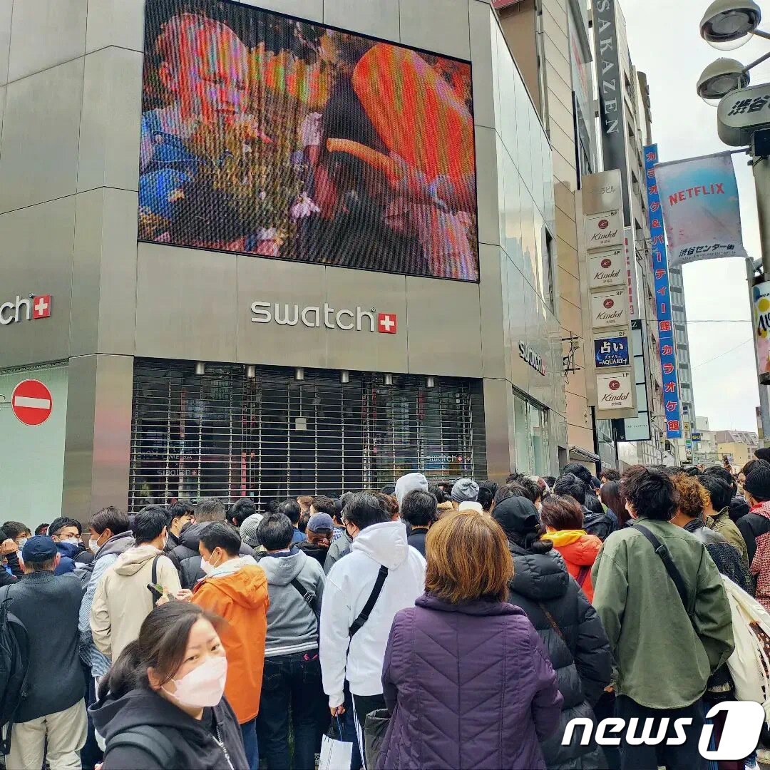 본문 이미지 - 명품시계 브랜드의 오메가가 스와치와 콜라보를 진행해 선보인 '문스와치'가 전 세계를 시계 마니아들의 마음을 사로잡고 있다. 도쿄 하라주쿠 스와치 매장에서는 '문스와치'를 사기위한 사람들로 북적이고 있다. (인스타그램 캡처)2022.3.27/뉴스1