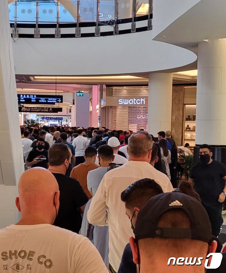본문 이미지 - 명품시계 브랜드의 오메가가 스와치와 콜라보를 진행해 선보인 '문스와치'가 전 세계를 시계 마니아들의 마음을 사로잡고 있다. 아랍에미리트 스와치 매장에서는 '문스와치'를 사기위한 사람들로 북적이고 있다. (인스타그램 캡처)2022.3.27/뉴스1