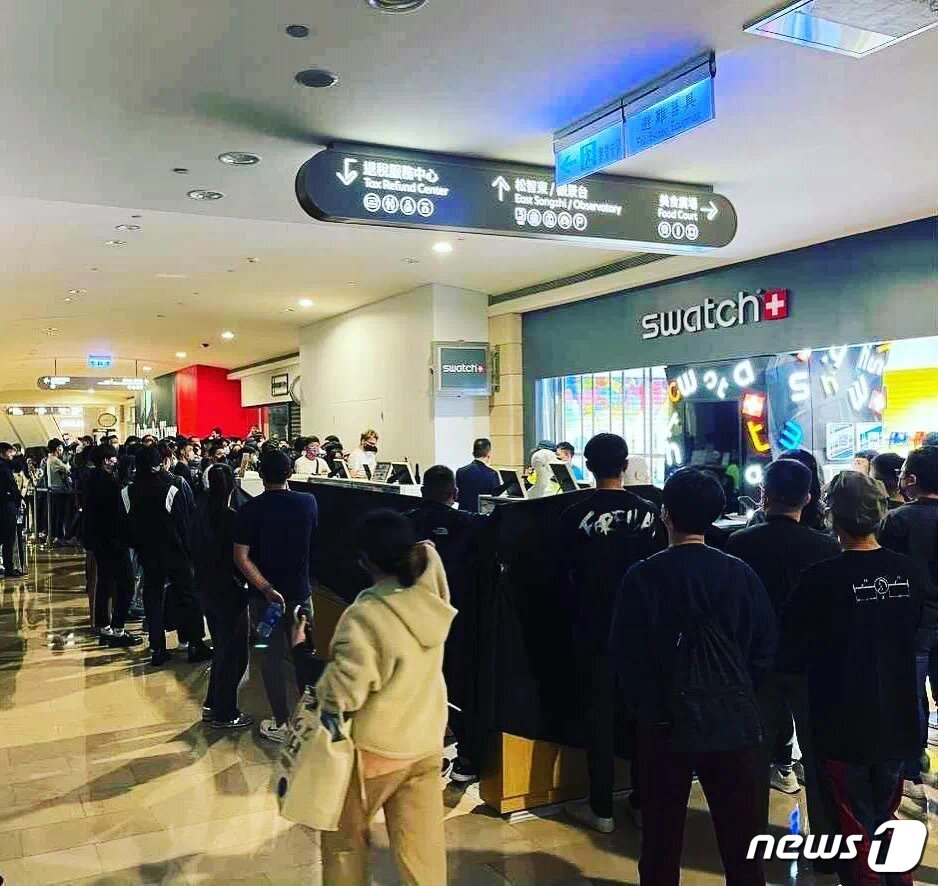 본문 이미지 - 명품시계 브랜드의 오메가가 스와치와 콜라보를 진행해 선보인 '문스와치'가 전 세계를 시계 마니아들의 마음을 사로잡고 있다. 대만 스와치 매장에서는 '문스와치'를 사기위한 사람들로 북적이고 있다. (인스타그램 캡처)2022.3.27/뉴스1