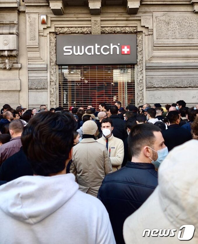 본문 이미지 - 명품시계 브랜드의 오메가가 스와치와 콜라보를 진행해 선보인 '문스와치'가 전 세계를 시계 마니아들의 마음을 사로잡고 있다. 이탈리아 밀라노 스와치 매장에서는 '문스와치'를 사기위한 사람들로 북적이고 있다. (인스타그램 캡처)2022.3.27/뉴스1