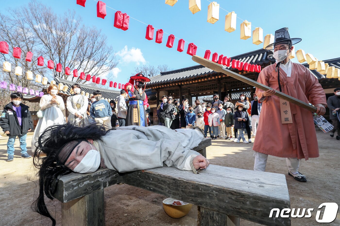 본문 이미지 - 27일 오후 경기도 용인시 한국민속촌을 찾은 시민들이 봄 축제 '웰컴 투 조선'을 맞아 열린 상황극을 관람하고 있다. 2022.3.27/뉴스1 ⓒ News1 민경석 기자