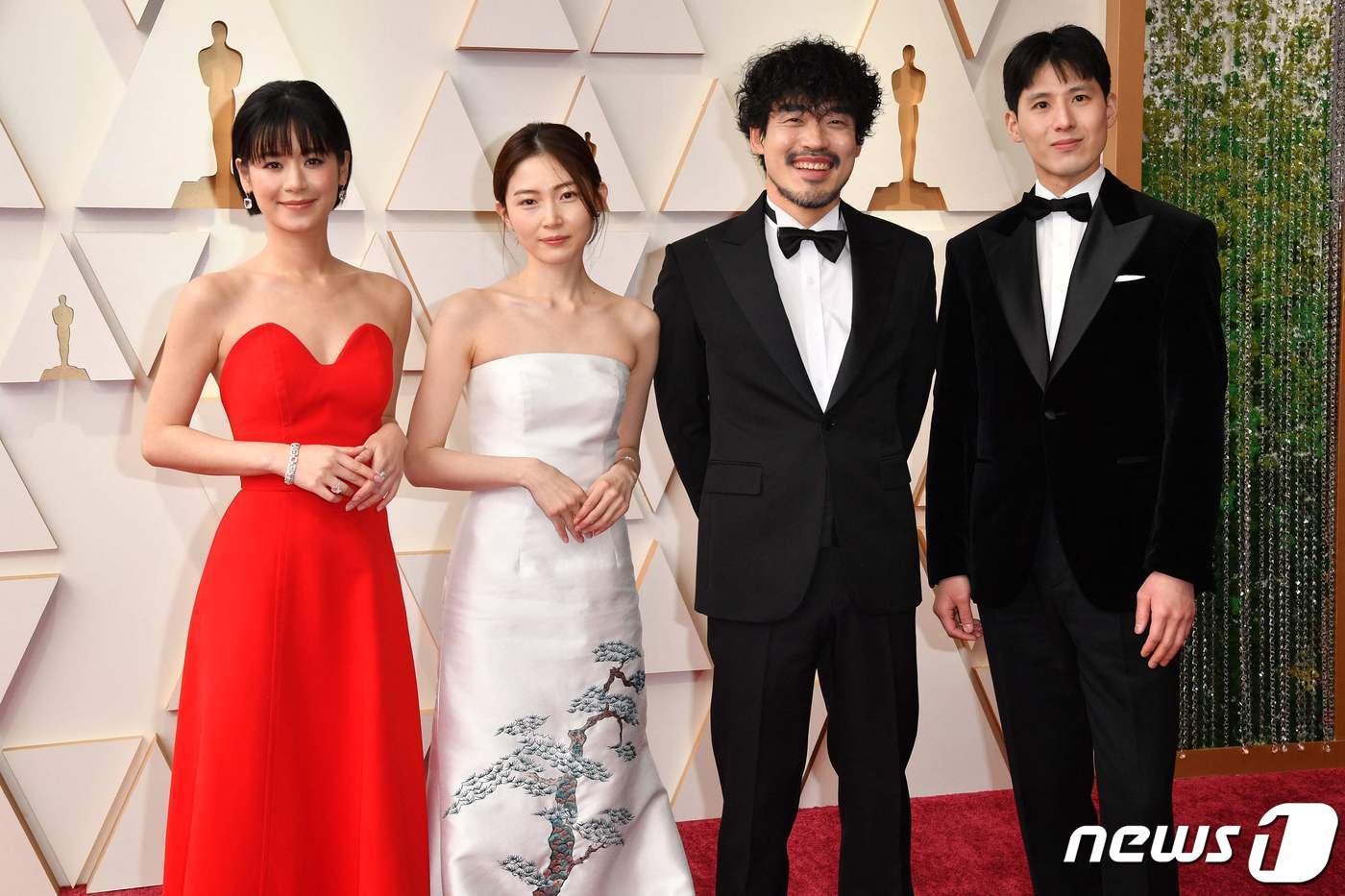 본문 이미지 - 영화 &#39;드라이브 마이 카&#39; 출연한 배우 소냐 위엔, 박유림, 진대연, 안휘태가 ㅈ;난 3월27일 &#40;현지시간&#41; 캘리포니아주 할리우드의 돌비 극장에서 열린 제94회 아카데미 시상식 레드카펫서 포즈를 취하고 있다. ⓒ AFP=뉴스1 ⓒ News1 우동명 기자
