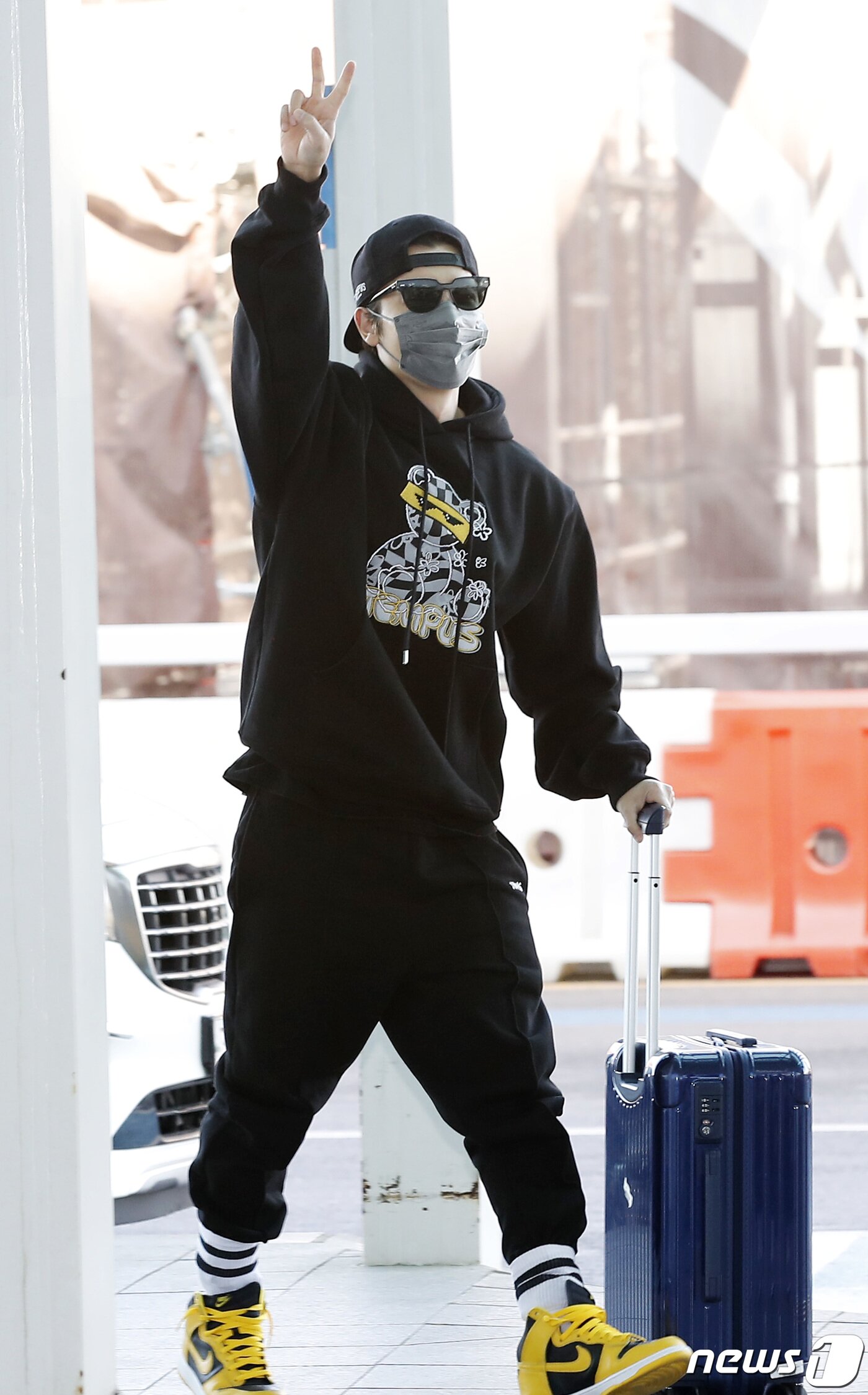 본문 이미지 - 슈퍼주니어(SUPERJUNIOR) 동해가 팬미팅 참석차 28일 오전 인천 중구 인천국제공항 제2여객터미널을 통해 일본 도쿄로 출국하고 있다. 2022.3.28/뉴스1 ⓒ News1 권현진 기자