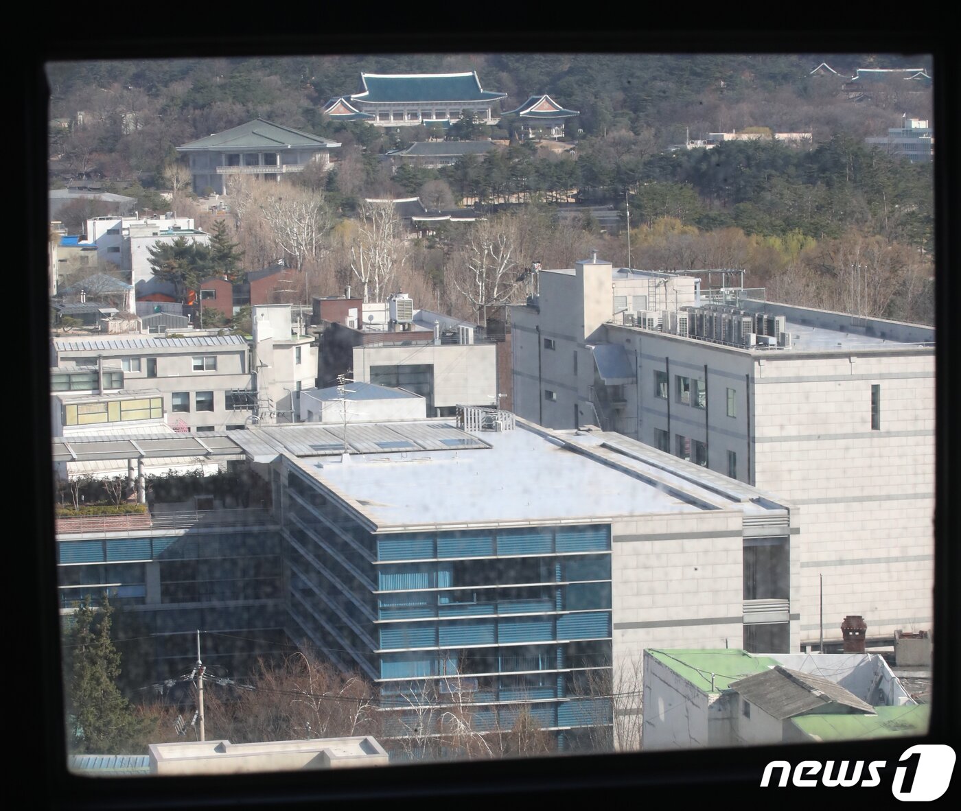 본문 이미지 - 문재인 대통령과 윤석열 대통령 당선인이 28일 청와대에서 만찬 회동을 한다. 지난 9일 대선 이후 19일만, 지난 10일 윤 당선인의 대통령 당선 확정 이후 18일만의 회동이다. 사진은 이날 청와대와 윤석열 당선인의 집무실이 있는 종로구 통의동 금융감독원 연수원(아래) 모습. 2022.3.28/뉴스1 ⓒ News1 송원영 기자