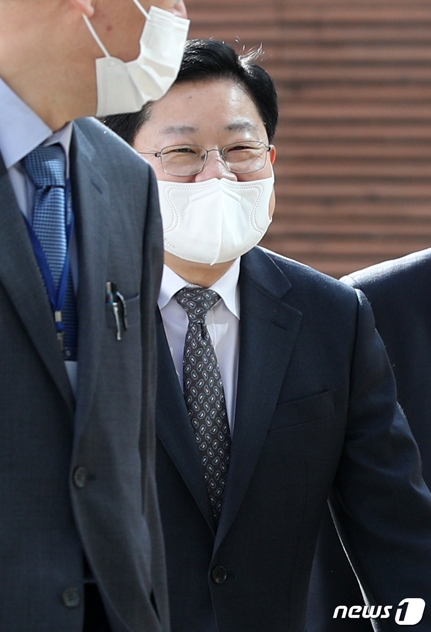 (서울=뉴스1) 안은나 기자 = 노은채 국가정보원 기획조정실장이 28일 오전 서울 종로구 통의동 제20대 대통령직인수위원회를 찾아 업무보고를 위해 이동하고 있다. 2022.3.28 …
