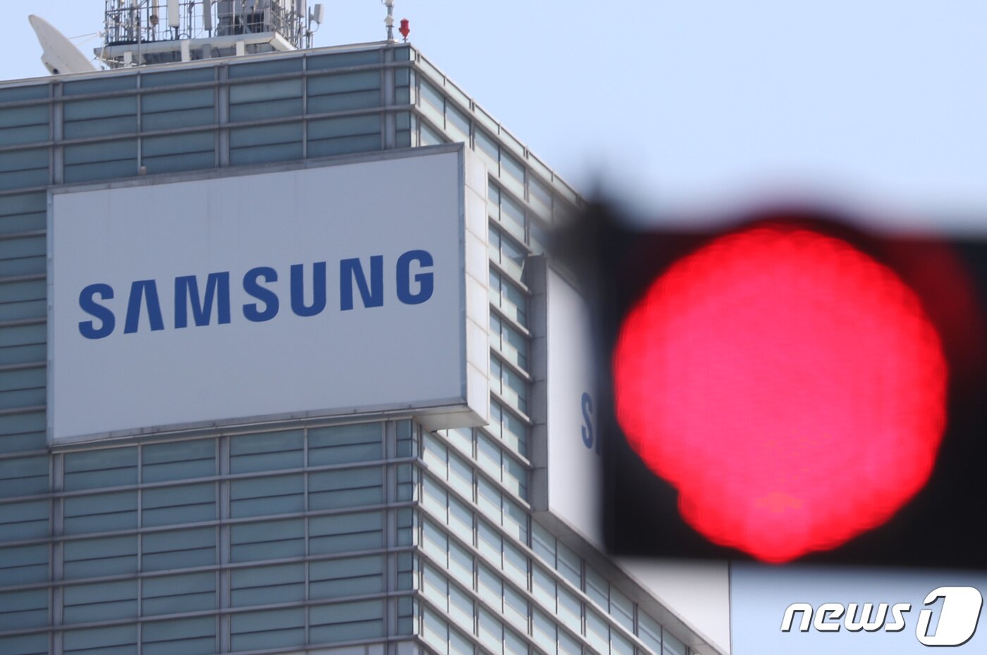 본문 이미지 - 검찰이 삼성그룹 계열사 부당지원 의혹 수사를 위해 성남 분당구 웰스토리 본사와 수원 영통구 삼성전자 본사 압수수색에 나섰다. 사진은 28일 오전 경기 수원 영통구 삼성전자 본사의 모습. 2022.3.28/뉴스1 ⓒ News1 김영운 기자