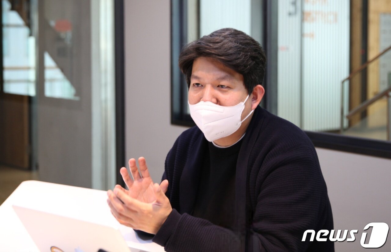 본문 이미지 - 22일 성남시 판교 NHN 플레이뮤지엄에서 진행된 인터뷰에서 김일경 NHN 코미코 사업본부 이사가 자사의 글로벌 전략에 대해 설명하고 있다.(NHN 제공)ⓒ 뉴스1
