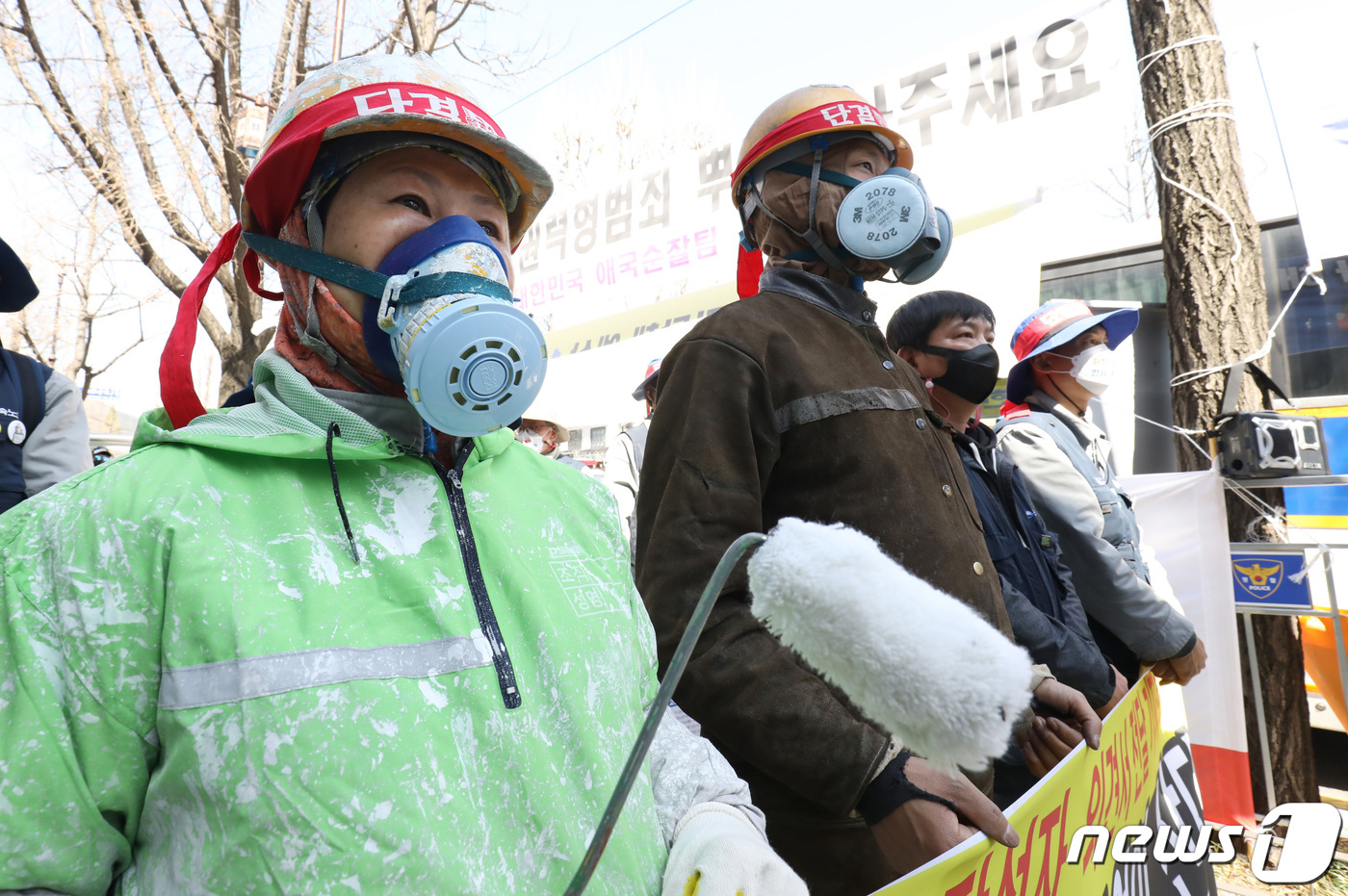 (서울=뉴스1) 이성철 기자 = 전국금속노동조합 관계자들이 28일 서울 종로구 통의동 금융감독연수원에 마련된 대통령직인수위원회 앞에서 '하청노동자가 살아야 한국 조선업이 산다' 기 …