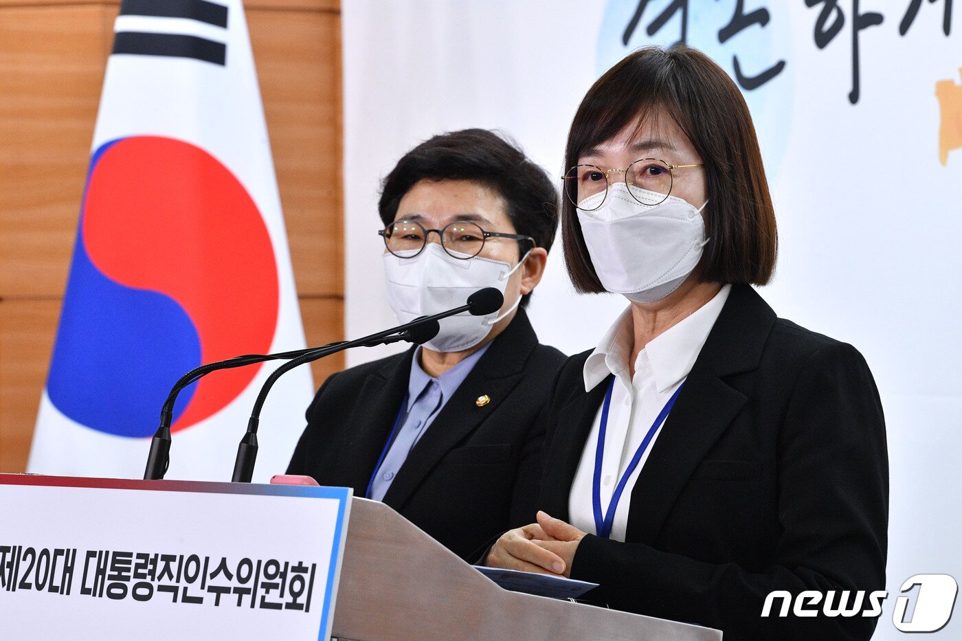 본문 이미지 - 백경란 대통령직인수위원회 사회복지문화분과 인수위원(오른쪽)이 28일 오후 서울 종로구 통의동 인수위 기자회견장에서 취재진 질의에 답변하고 있다. 왼쪽은 임이자 간사. 2022.3.28/뉴스1 ⓒ News1 인수위사진기자단