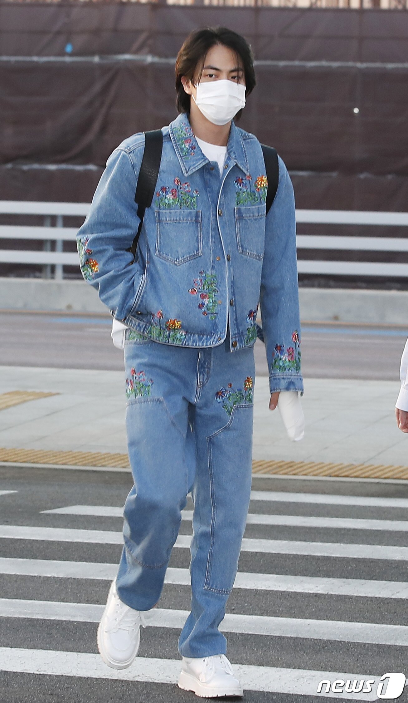 본문 이미지 - 방탄소년단(BTS) 진이 미국 일정차 28일 오후 인천국제공항을 통해 라스베이거스로 출국하고 있다. ⓒ News1 권현진 기자