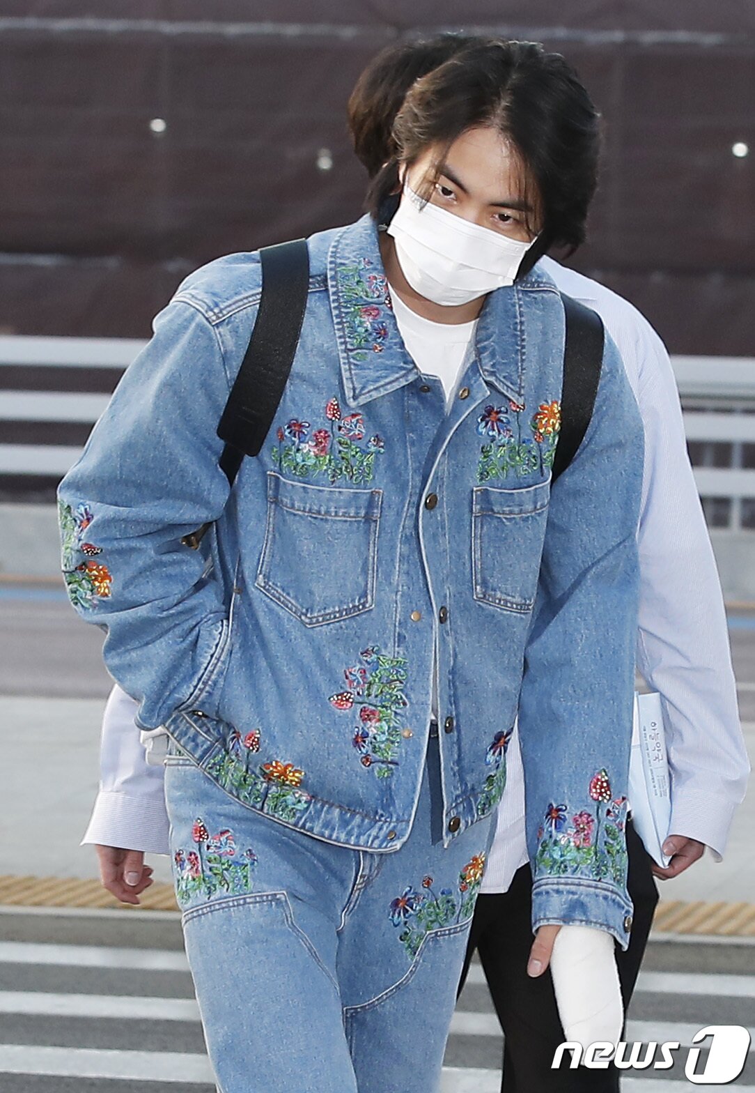 본문 이미지 - 방탄소년단(BTS) 진이 미국 일정차 28일 오후 인천국제공항을 통해 라스베이거스로 출국하며 인사를 하고 있다.  ⓒ News1 권현진 기자