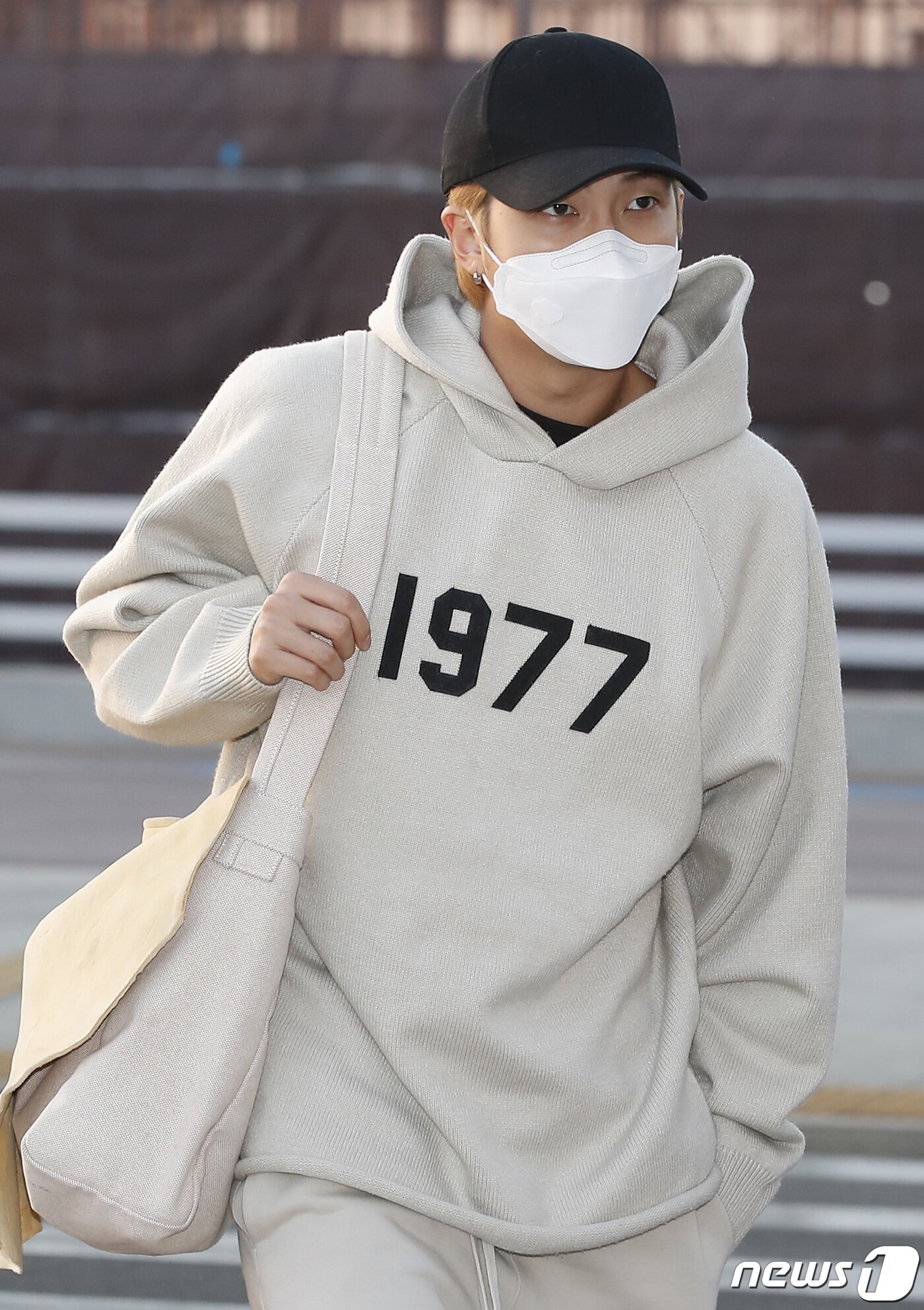 본문 이미지 - 방탄소년단(BTS) RM이 미국 일정차 28일 오후 인천국제공항을 통해 라스베이거스로 출국하고 있다. ⓒ News1 권현진 기자