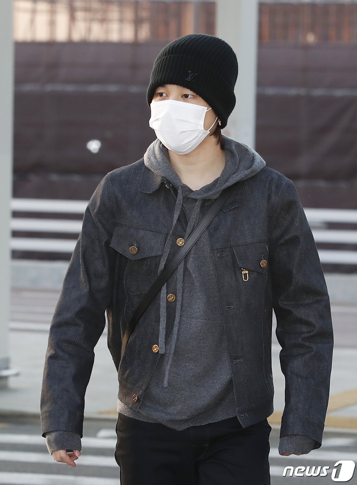 본문 이미지 - 방탄소년단(BTS) 지민이 미국 일정차 28일 오후 인천국제공항을 통해 라스베이거스로 출국하고 있다. ⓒ News1 권현진 기자