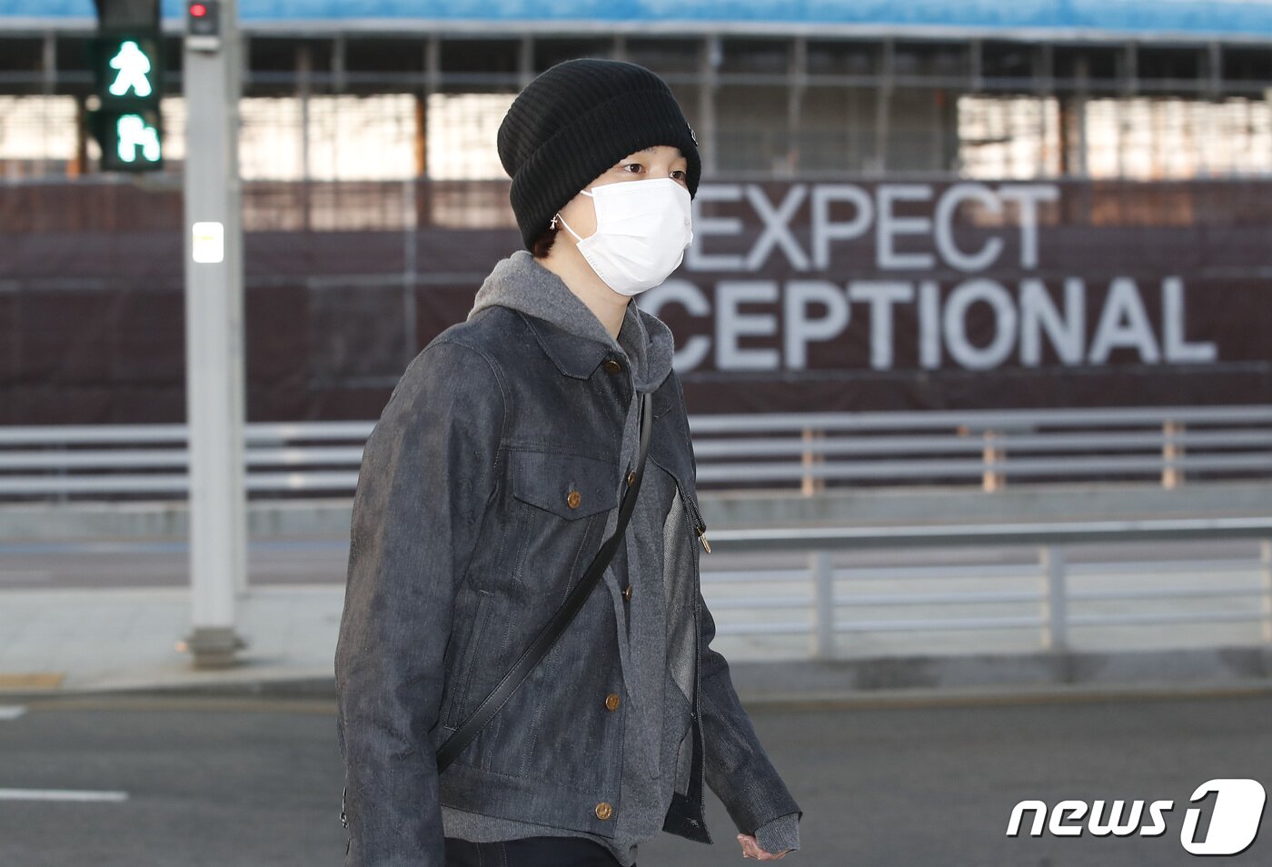 본문 이미지 - 방탄소년단(BTS) 지민이 미국 일정차 28일 오후 인천국제공항을 통해 라스베이거스로 출국하고 있다.  ⓒ News1 권현진 기자