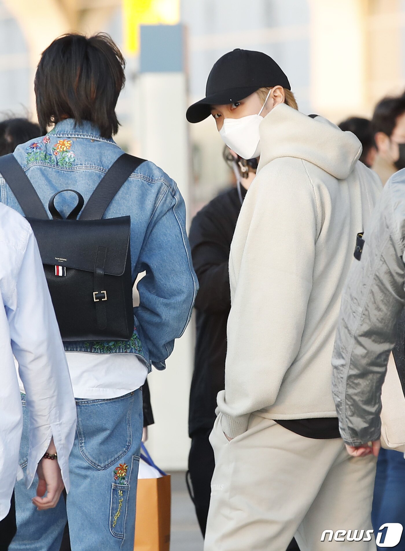 본문 이미지 - 방탄소년단(BTS) RM이 미국 일정차 28일 오후 인천국제공항을 통해 라스베이거스로 출국하고 있다. ⓒ News1 권현진 기자