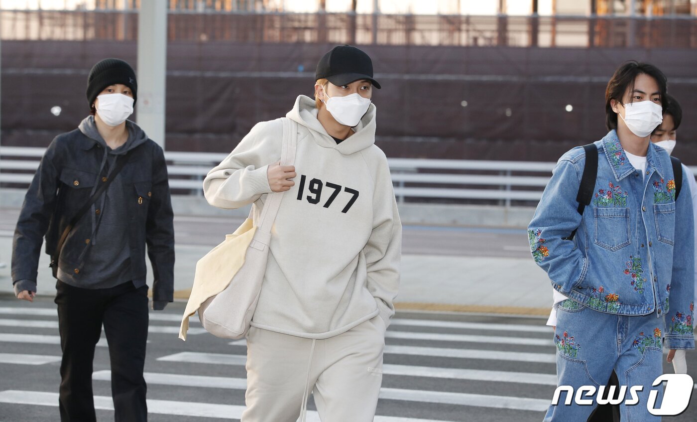 본문 이미지 - 방탄소년단(BTS) 지민(왼쪽부터), RM 진이 미국 일정차 28일 오후 인천국제공항을 통해 라스베이거스로 출국하고 있다. ⓒ News1 권현진 기자