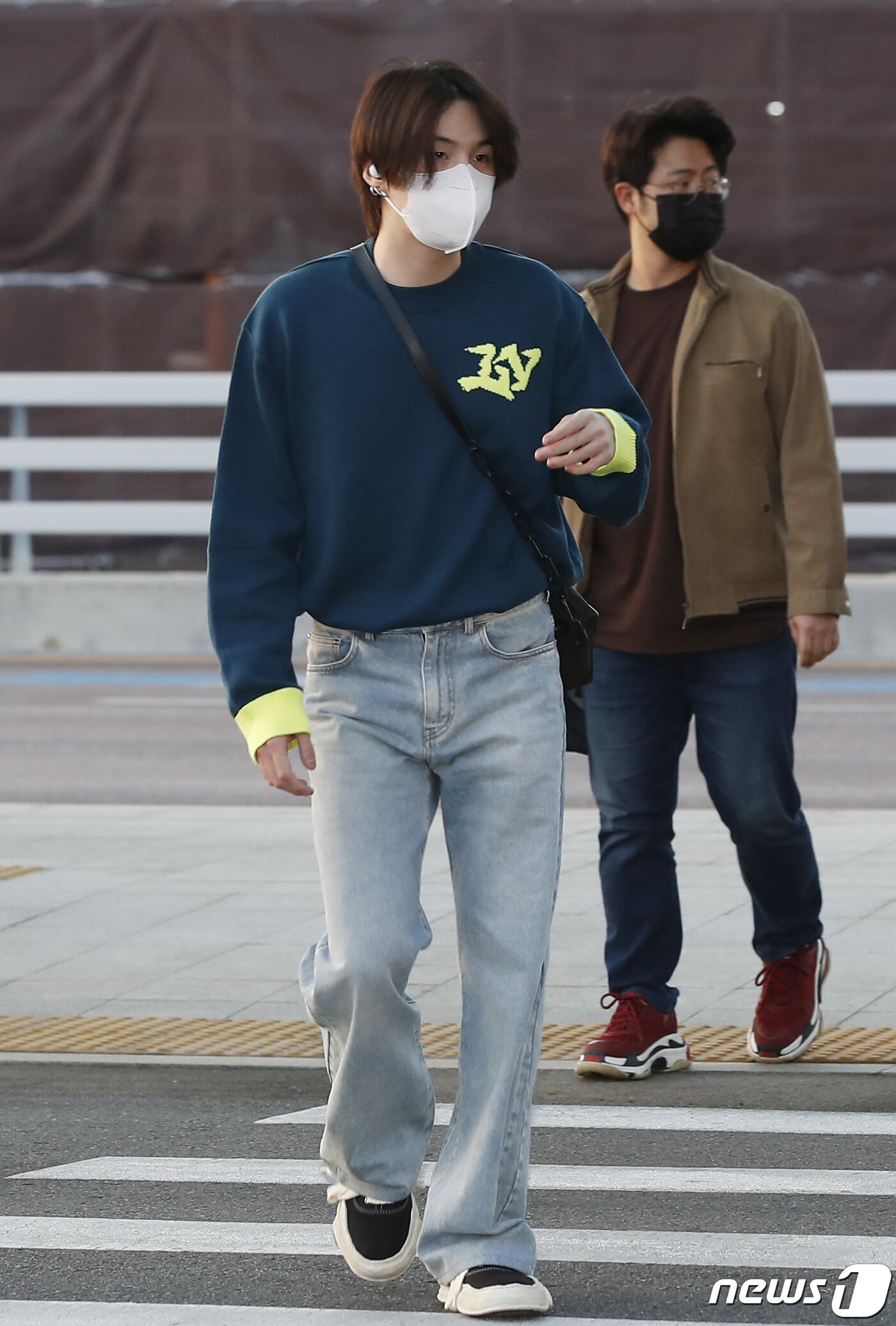 본문 이미지 - 방탄소년단(BTS) 슈가가 미국 일정차 28일 오후 인천국제공항을 통해 라스베이거스로 출국하고 있다. ⓒ News1 권현진 기자