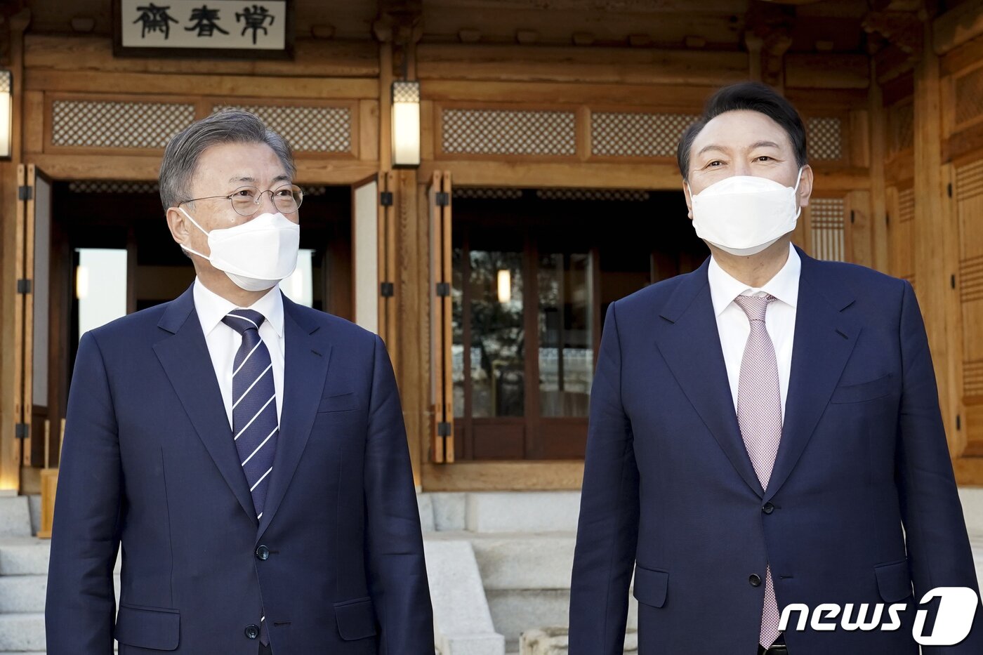 본문 이미지 - 문재인 대통령과 윤석열 대통령 당선인이 28일 오후 청와대 상춘재에서 만나 만찬 회동에 앞서 대화하고 있다.(청와대 제공)2022.3.28/뉴스1 ⓒ News1 이광호 기자